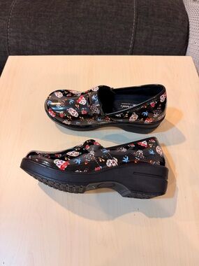 easy street Black Slip-On Clogs with Colorful Floral Skull Print Slip resistant